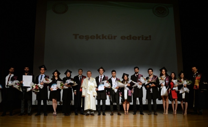 Genç mühendislerin diploma sevinci