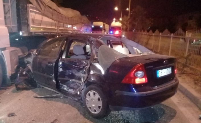 İzmir’de kontrolden çıkan otomobil karşı şeride geçti: 2 yaralı