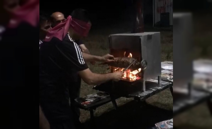 Kor ateşte yanmayı göze aldı, gözleri kapalı cağ kebap kesti