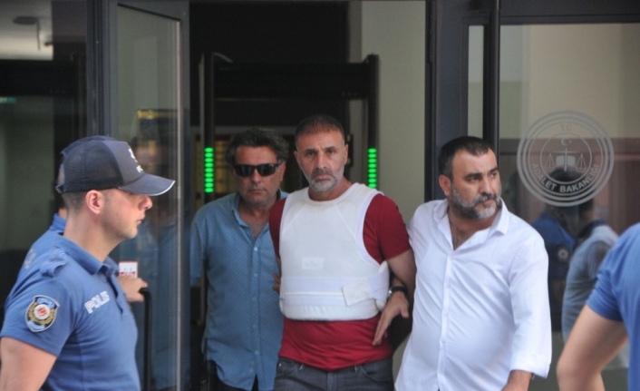 Oğlunu ve karısını kurşuna dizen baba tutuklandı