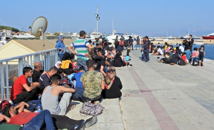 Ölüme yolculuktaki 5 şişme botta 180 göçmen yakalandı