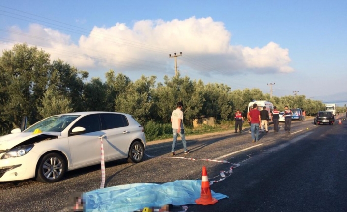 Otomobilin altında kalan motosikletli hayatını kaybetti