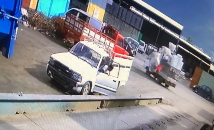 Kamyonetin üstündeki çuvalı tutmak için çıktı, çuvalla birlikte çakıldı