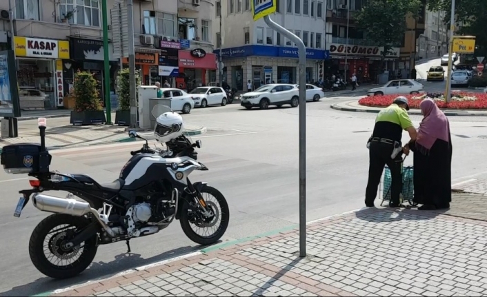 (Özel) Örnek polis yaşlı kadını hem karşıdan karşıya geçirdi, hem su ikram etti