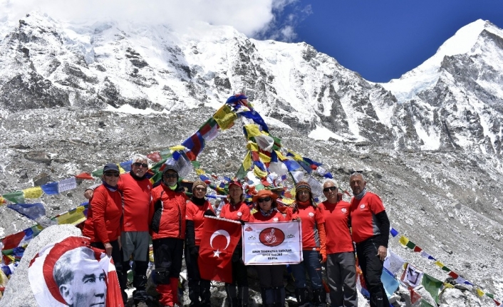 (Özel) Türk bayrağını dünyanın en yüksek dağında dalgalandırdılar