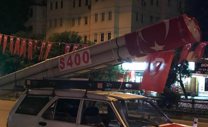 S 400 füzesine benzettiği maketi aracına bağlayıp 15 Temmuz zaferini kutladı