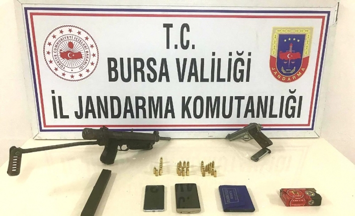 Silah kaçakçısı otomatik tabancayla yakalandı