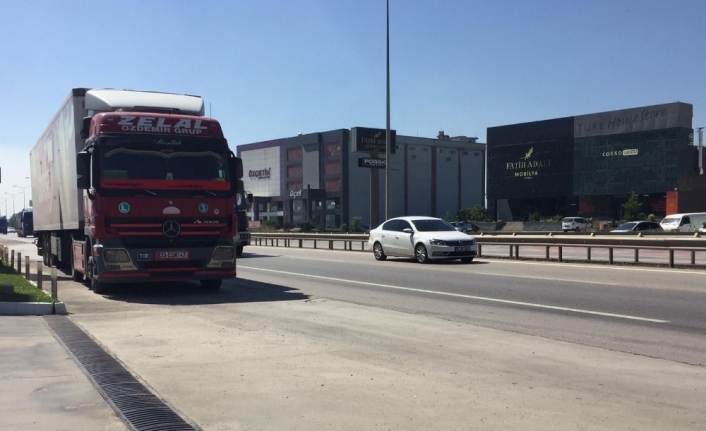 Tır, sıkıştırdığı otomobili metrelerce sürükledi