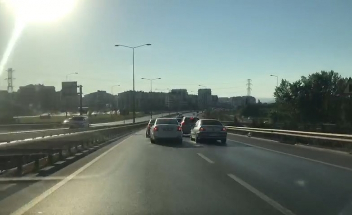 Trafik magandalarının diğer sürücüleri tehlikeye atma anı kameralara yansıdı