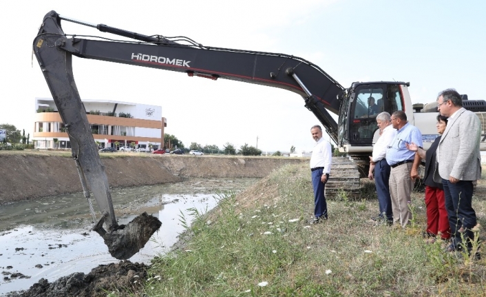 Yosunlarla kaplanan ve kötü koku yayan Ayvalıdere ıslah ediliyor