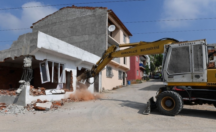 Yüksek gerilim hattı altındaki kaçak binalar yıkıldı
