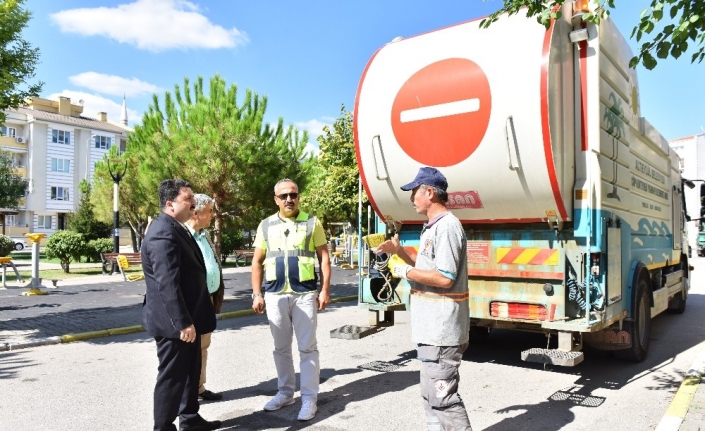 Altıeylül’de konteynerler dezenfekte ediliyor