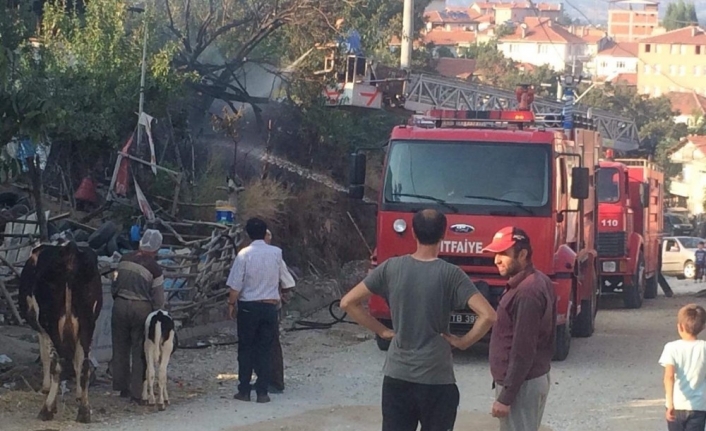 Bahçedeki odunlar alev aldı bir mahalle yanmaktan son anda kurtuldu
