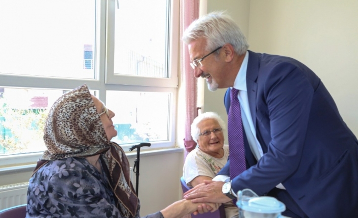 Başkan Erdem önce huzurevi sakinleriyle bayramlaştı