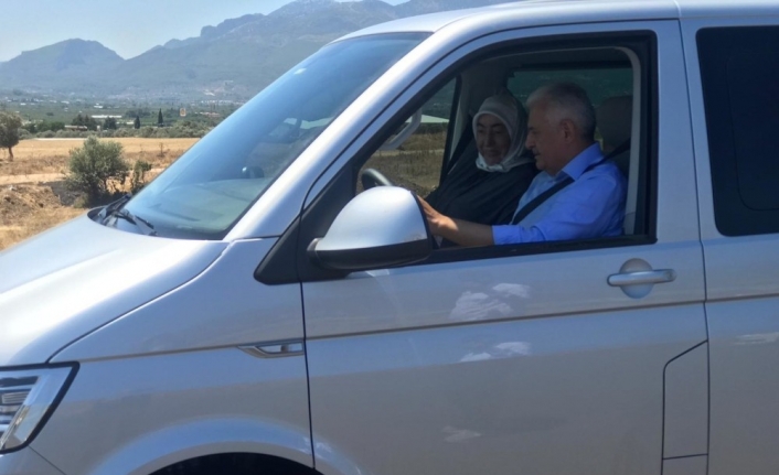 Binali Yıldırım, İstanbul-İzmir Otoyolu’nda direksiyona geçti