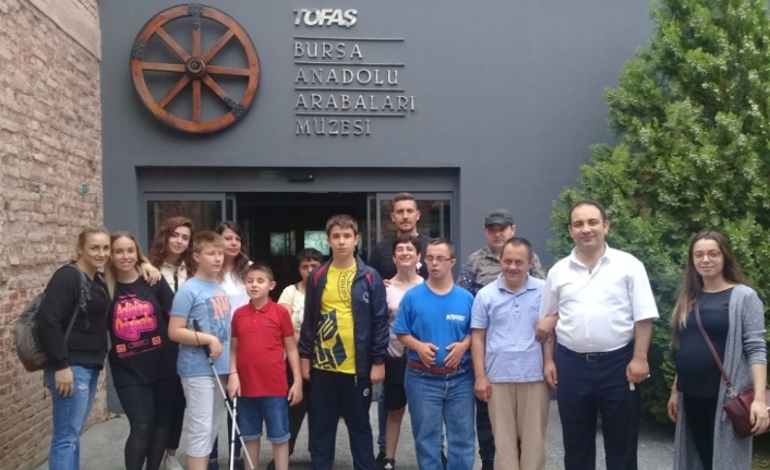 Bizim Ev katılımcıları Anadolu Arabaları Müzesi’ni gezdi