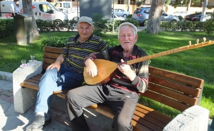 Burhaniye’de 83 yaşındaki ozan ilgi gördü