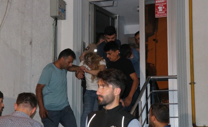 Bursa’da 250 kişilik grup uyuşturucu ticareti ve fuhuş yapan kadının evine saldırdı