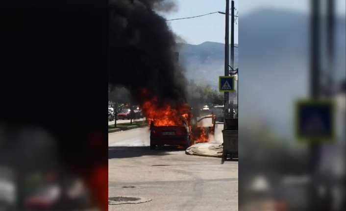 Bursa’da otomobil alev alev yandı, 3 kişi ölümden döndü