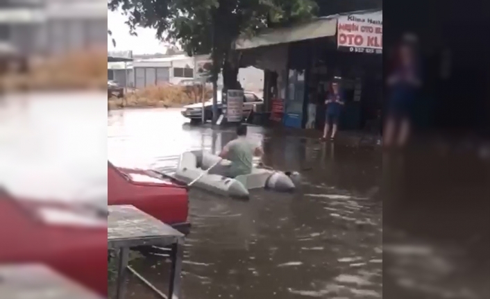 Çanakkale’ye yağmur yağdı, vatandaş dışarı deniz botuyla çıktı