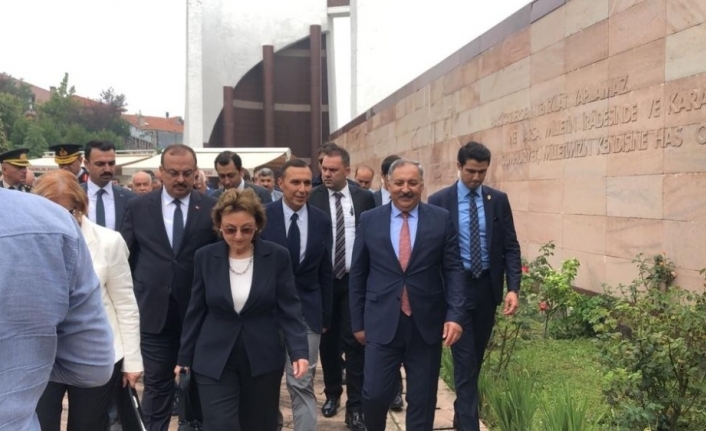 Celal Bayar, vefatının 33. yılında anıldı