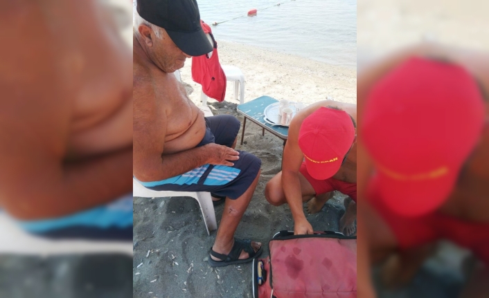 Denizde bacağı yaralanan vatandaşa itfaiye pansumanı