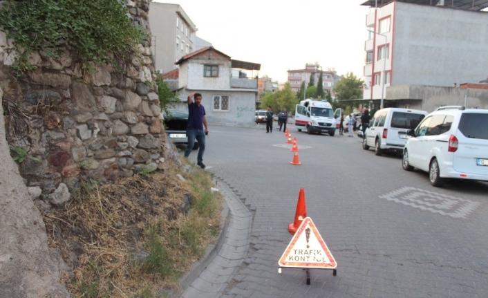 "Dur" ihtarına uymayan sürücü polis memurunu yaraladı