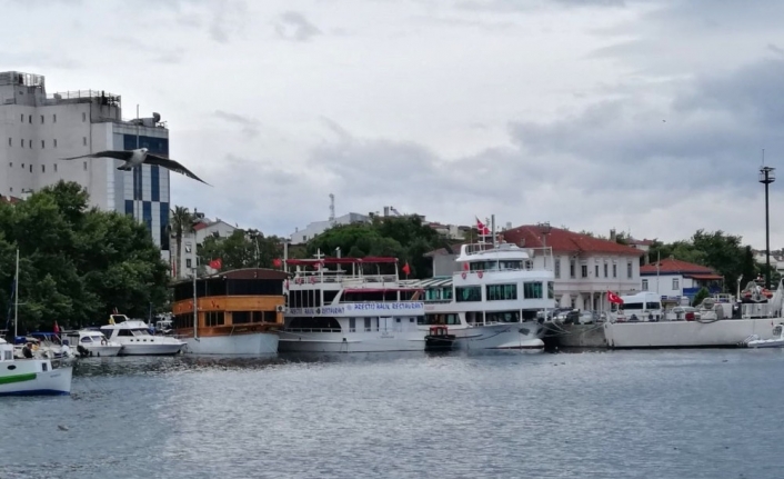 Erdek’te yüzer restoranlar yer arıyor