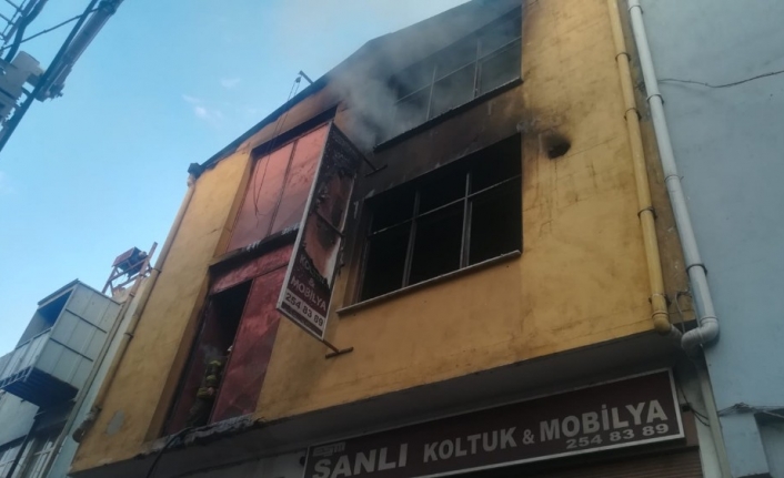İzmir’de 3 katlı mobilya atölyesinde yangın