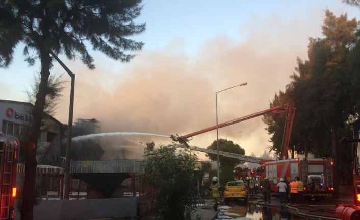 İzmir’de madeni yağ deposunda çıkan yangın güçlükle kontrol altına alındı