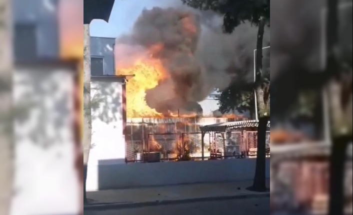 İzmir’in Çiğli ilçesindeki Atatürk Organize Sanayi Bölgesi’ndeki bir fabrikada yangın çıktı. Çok sayıda itfaiye ekibi yangına müdahale ediyor.