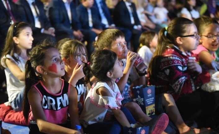 Karesili vatandaşlar atık getirdi, sinema izledi