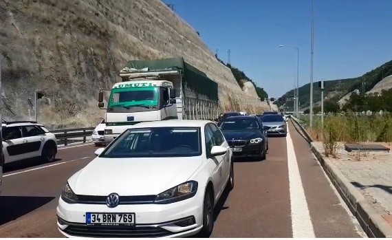 Orhangazi tünelinde yanan otomobil trafiğin 1 saat durmasına sebep oldu