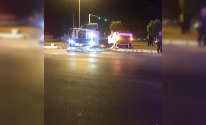 Otomobil ile ambulans çarpıştı: 7 yaralı