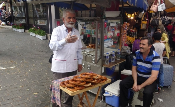 (Özel) İhtiyaç sahiplerine ve şehit yakınlarına ücretsiz simit