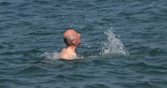 "İnsanlık ölmüş" dedirten sosyal deney...Denizde boğulan adama kimse yardım etmedi
