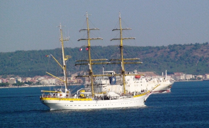 Romanya okul gemisi Çanakkale Boğazı’ndan geçti