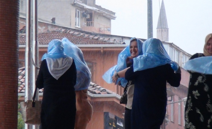 Sağanak ve fırtına Bursa’yı da vurdu...Kadınlar yağmurdan böyle korundu