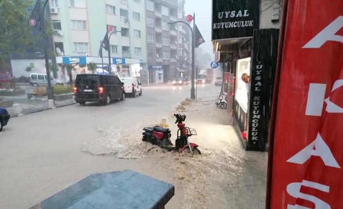 Susurluk’ta başlayan yağış hayatı olumsuz etkiledi
