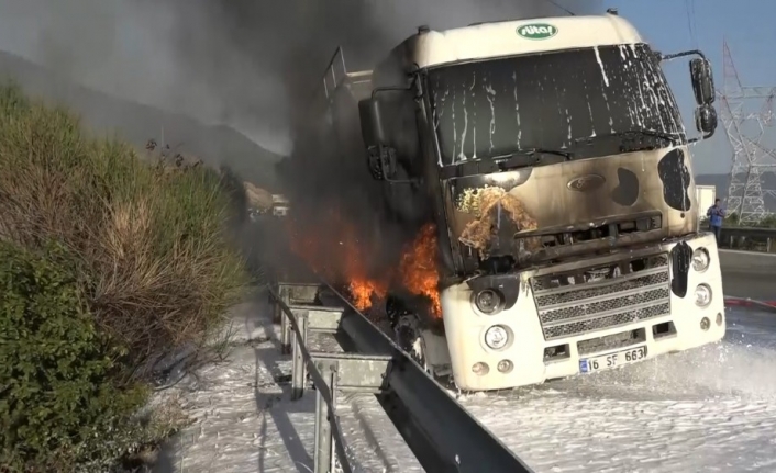 Tanker otoyolda yandı, alevler ağaçlık alana sıçradı