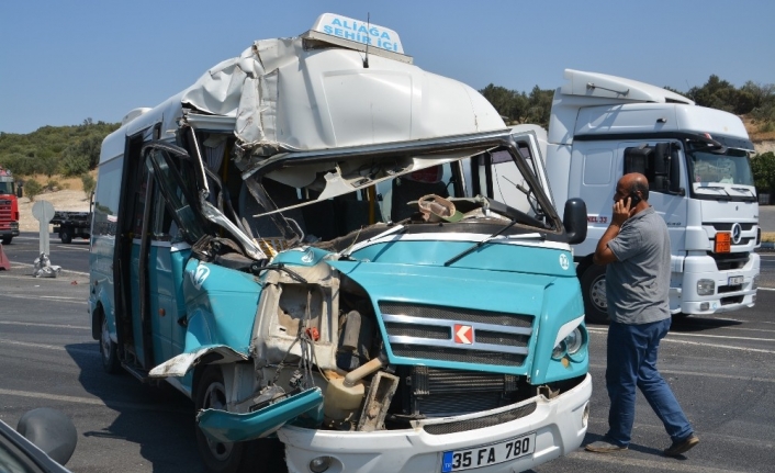 Yolcu minibüsü hafriyat kamyonuna çarptı: 11 yaralı
