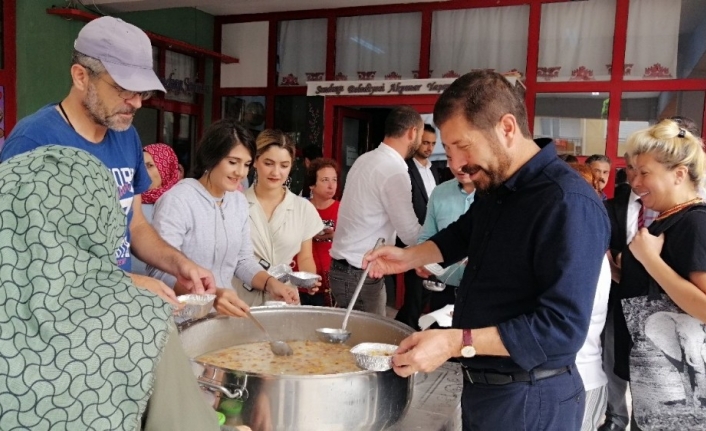 Akpınarlı kadınlardan aşure hayrı