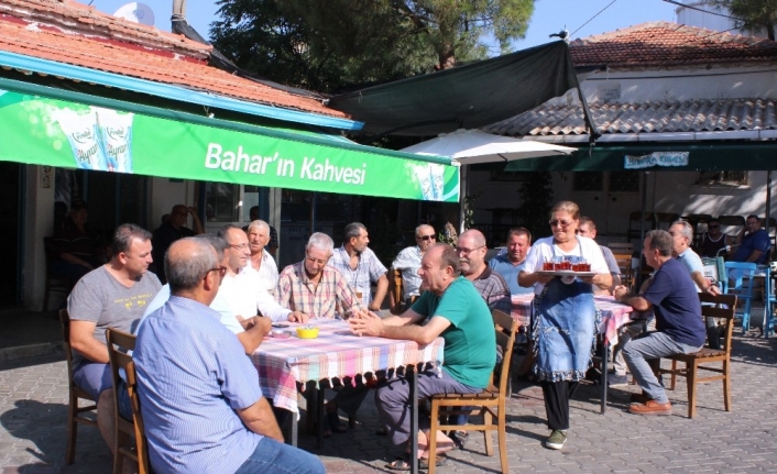 Anahtarı eşinden gizlice aldı, köy kahvesini işletmeye başladı
