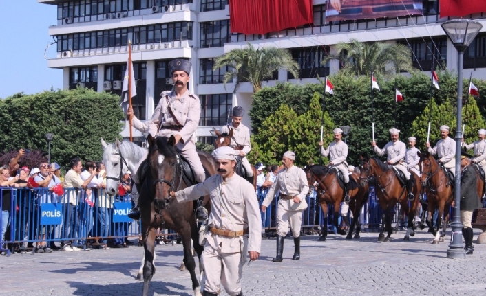 Atlı süvariler Konak Meydanı’nda
