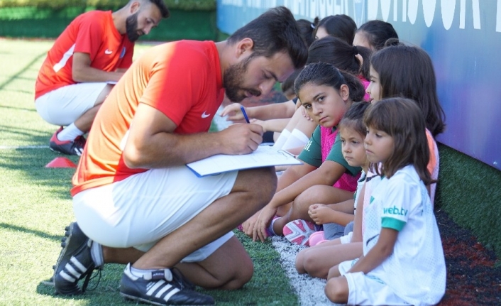 Avrupa devinin kız futbol takımı seçmelerine yoğun ilgi