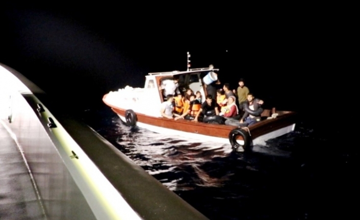 Ayvalık’ta 25 kaçak göçmen yakalandı