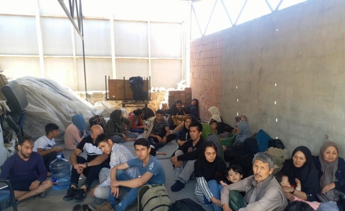 Ayvalık’ta 73 düzensiz göçmen ve 3 organizatör yakalandı