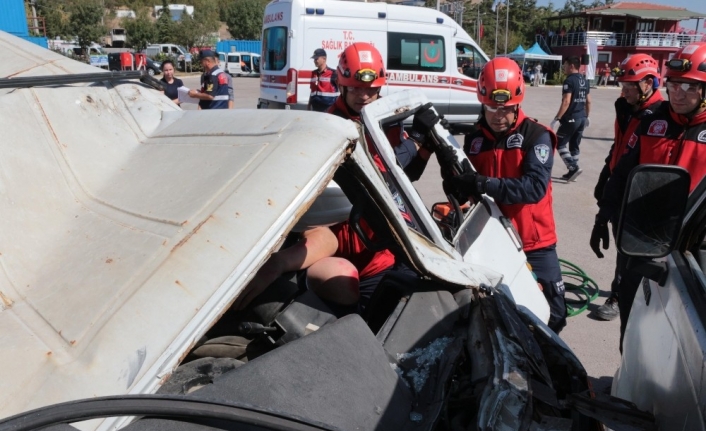 Balıkesir’deki deprem tatbikatı gerçeğini aratmadı