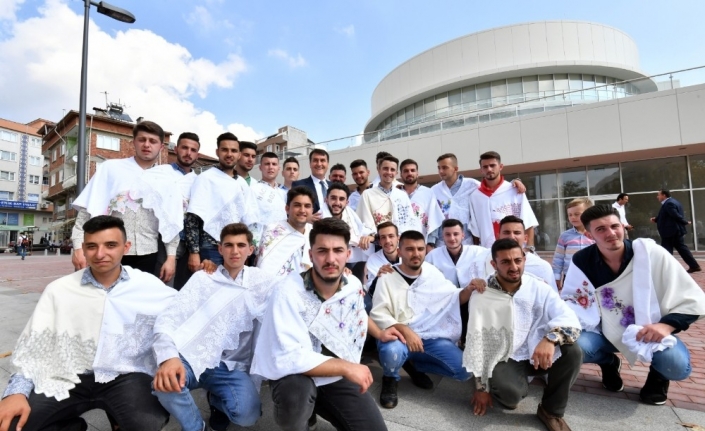 Başkan Dündar, askere gidecek gençlerle halay çekti