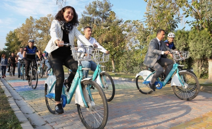 Belediye personeli, çevreci ulaşıma dikkat çekmek için pedal çevirip yürüdü